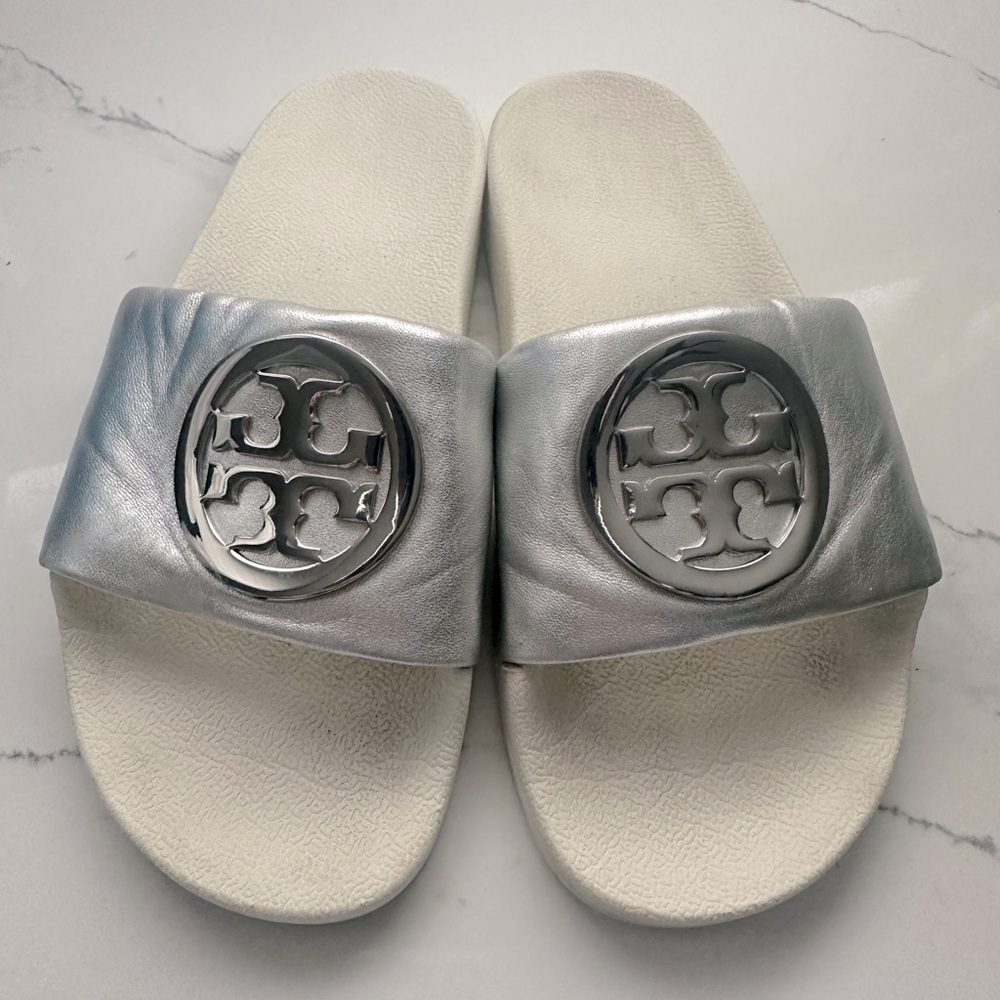 Tory Burch Lina Slide Sandals Metallic
Women's size 6
Sliver/white